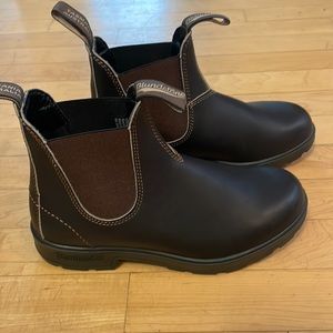 Never been worn!! Womens Blundstone Original Chelsea boot in Stout Brown